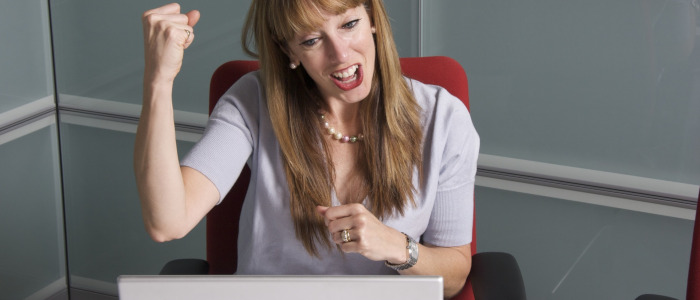 Frau am PC